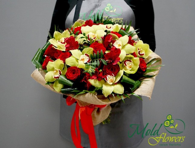 Buchet cu trandafiri rosii si orhidee verde ,,Valsul florilor'' foto